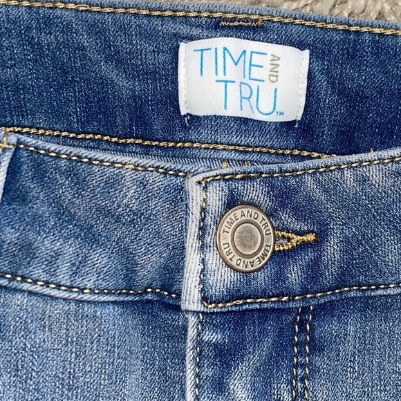 Time and Tru NWT Women’s Classic High Rise Skinny Jeans Light Wash New Size 2 - Picture 7 of 10